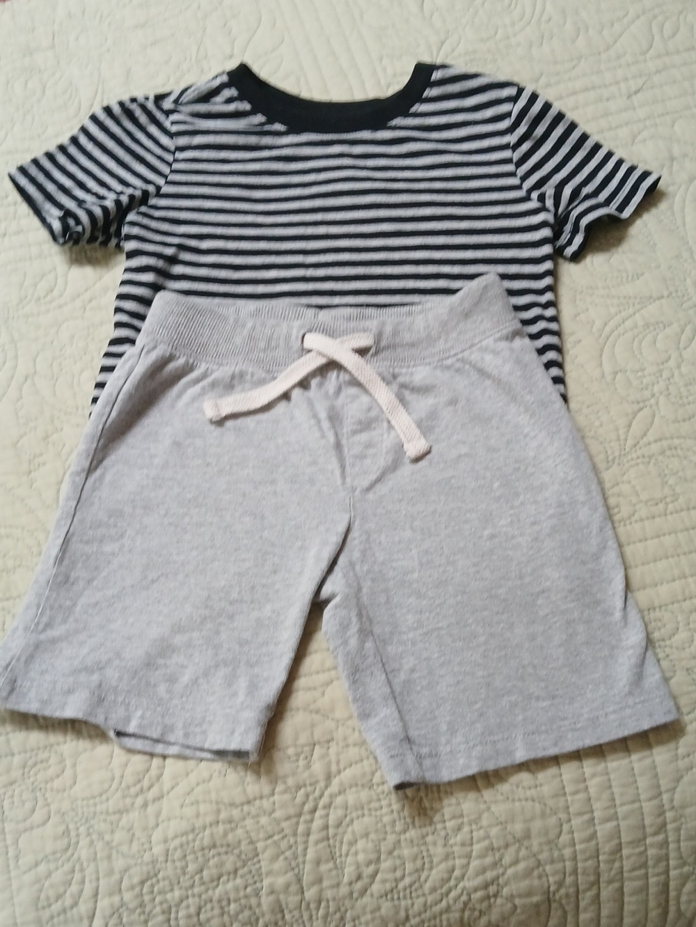 Old Navy Light Gray Drawstring Knit Shorts and T - shirt